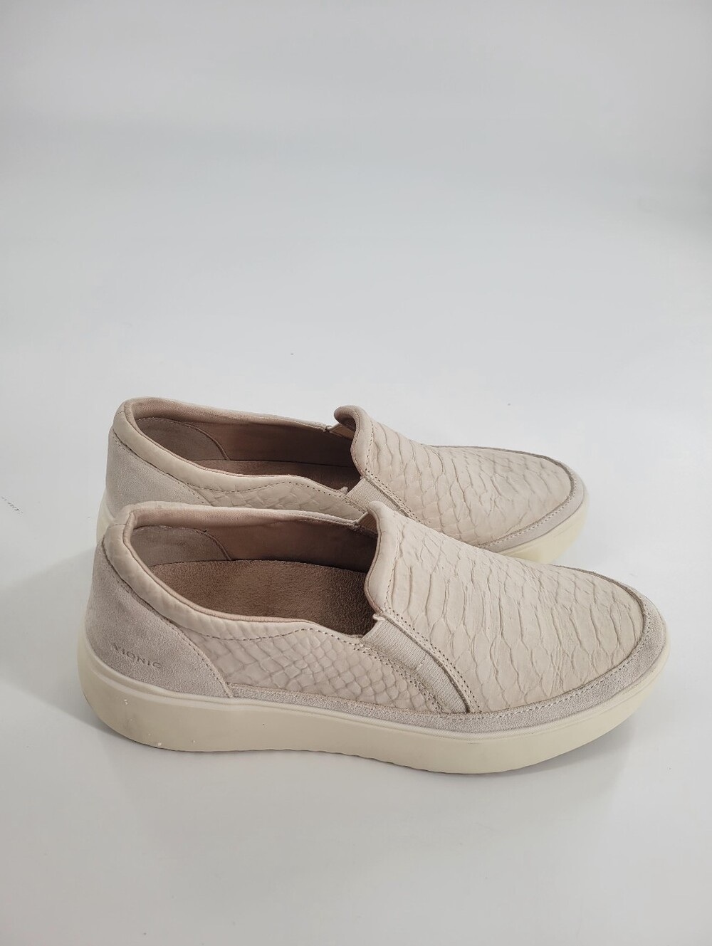 Vionic Women's Slip-On Loafers in Light Cream Size 8.5